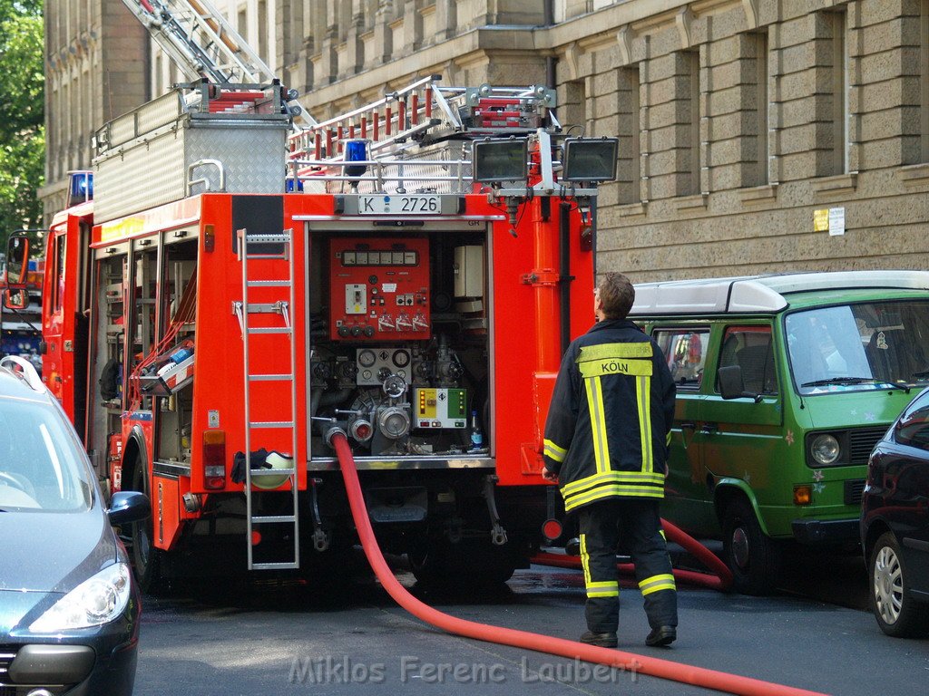 Brand Flachdach Koeln Agnesviertel  Huelchratherstr   P038.JPG